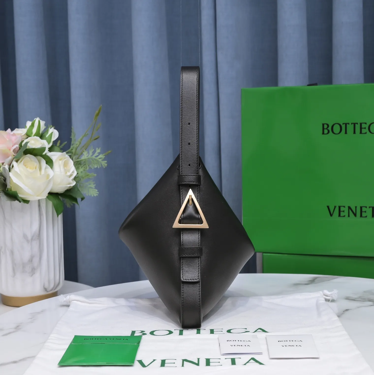 Bv🔥New Small Cradle Latest Triangular Underarm Bag △Highly Recommended This Winter New Product~😍This is a charm that has nowhere to be placed. It has a fashionable shape, Bv’s representative logo triangle buckle, and a large space capacity. It is unique to other features~This winter’s mix and match belongs to it! Hot style for men and women🔥Size: 30x23x16cm small size